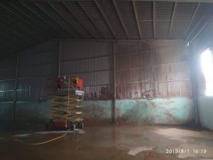 Dịch vụ rửa nhà xưởng bằng xe nâng người