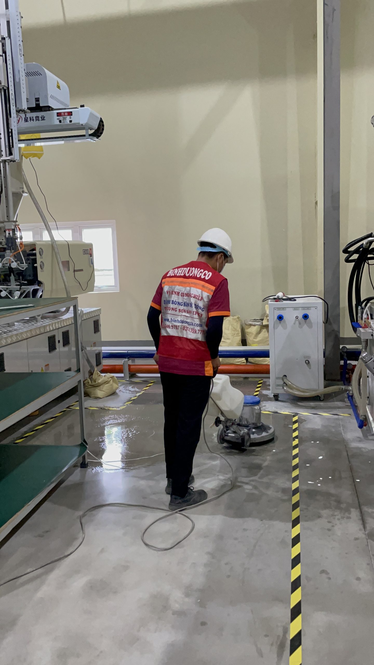 Nhân viên vệ sinh công nghiệp Thủ Dầu Một lau sàn nhà xưởng